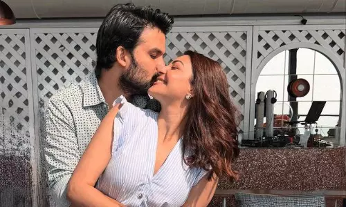 హ‌బ్బీ తో చంద‌మామ ఘాటు ప్రేమ‌యో!