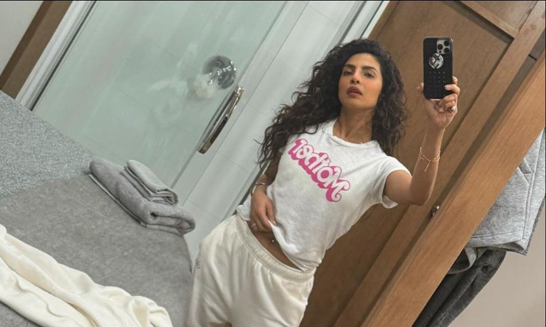 స్టార్ హీరోయిన్ బ‌ట‌న్ లెస్ ఫోజ్ | Priyanka Chopra's private pictures