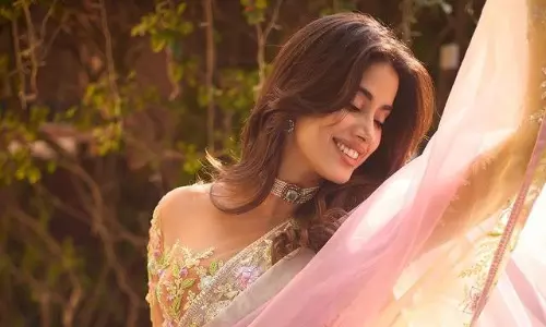 చీరలో మెరిసిపోతున్న జాన్వీ.. వ్వాటే లుక్!