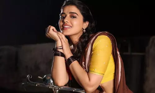 పల్లెటూరి అందంలో కేతిక సొగసు!