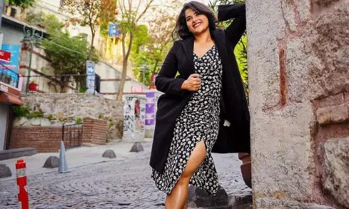 టర్కీ వీధుల్లో కావ్య స్టైలిష్ లుక్
