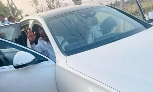 వైరల్: కారు నడిపిన కేసీఆర్.. టైగర్ ఈజ్ బ్యాక్..