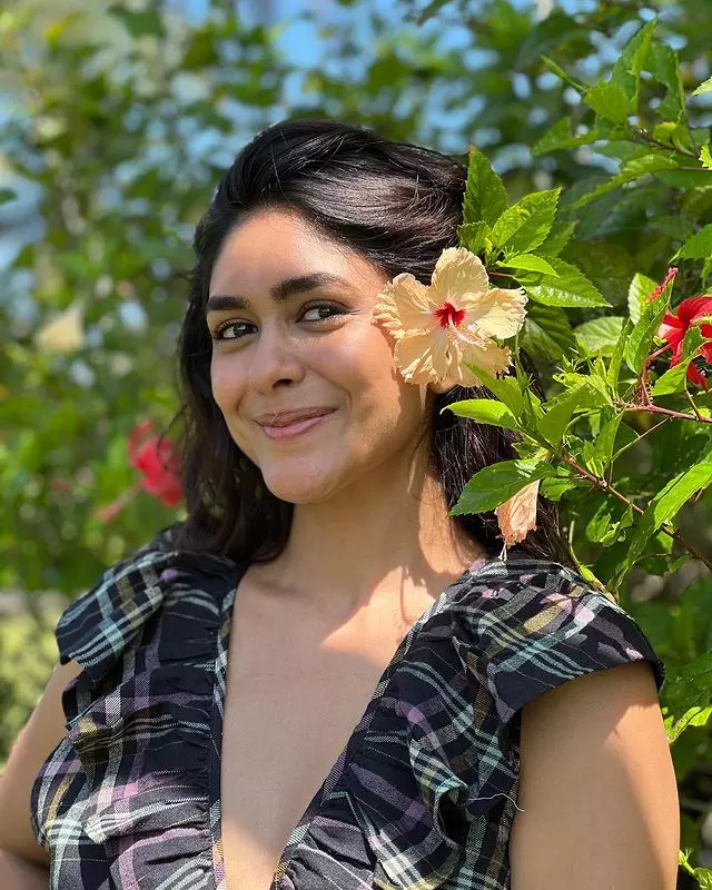 Actress Mrunal Thakur Photo Collection Actress Mrunal Thakur Photo Collection