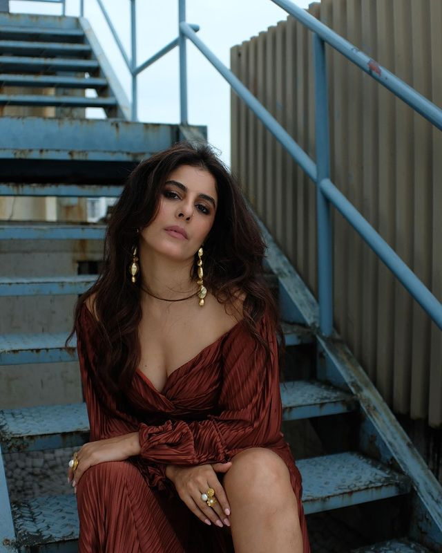 Isha Talwar Turns Heads with Low-neck Top Looks Isha Talwar Turns Heads with Low-neck Top Looks