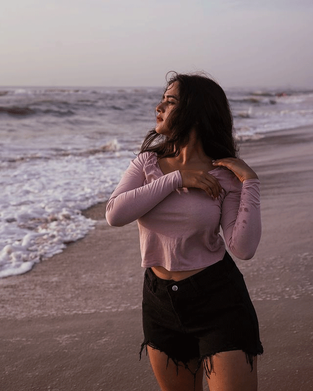 Deepthi stuns in the beach