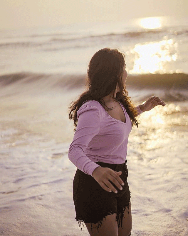 Deepthi stuns in the beach