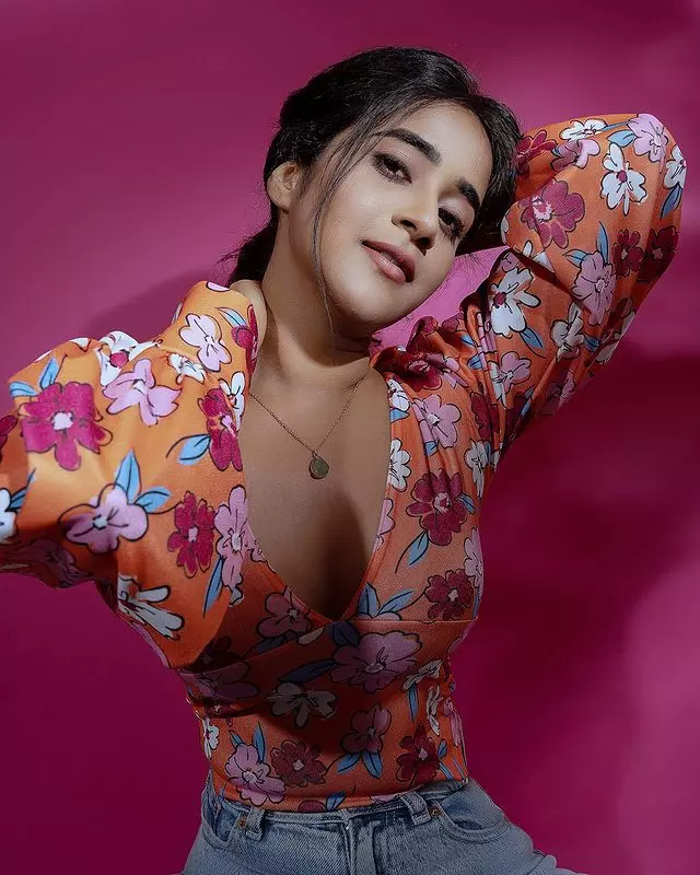 Deepthi stuns in the beach