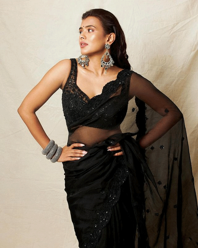 Gorgeous Hebah Patel Photos to Brighten Your Day