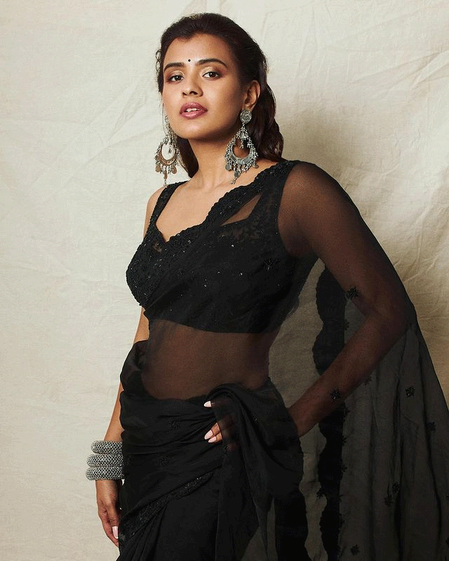 Gorgeous Hebah Patel Photos to Brighten Your Day