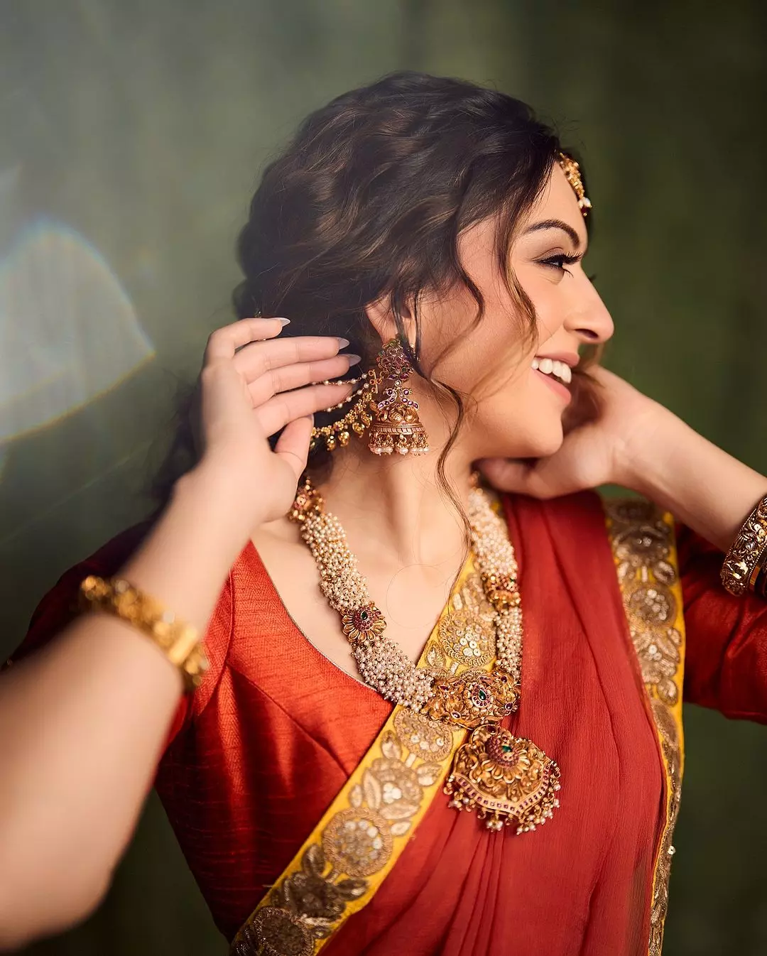 Hansika Makes You Breathless in Saree Look