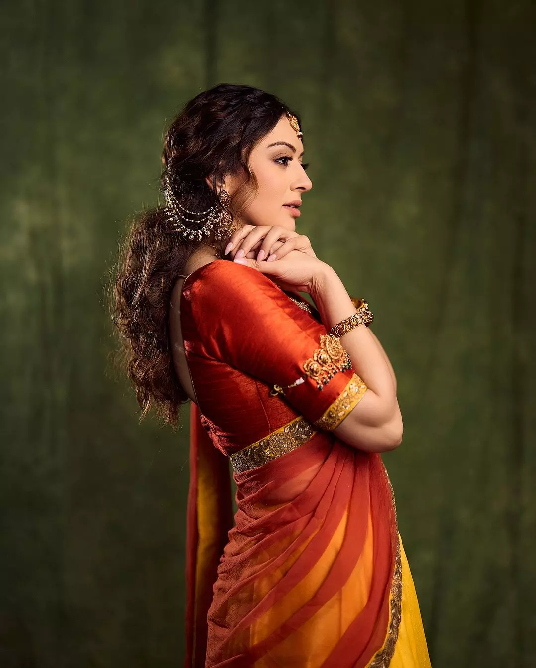 Hansika Makes You Breathless in Saree Look