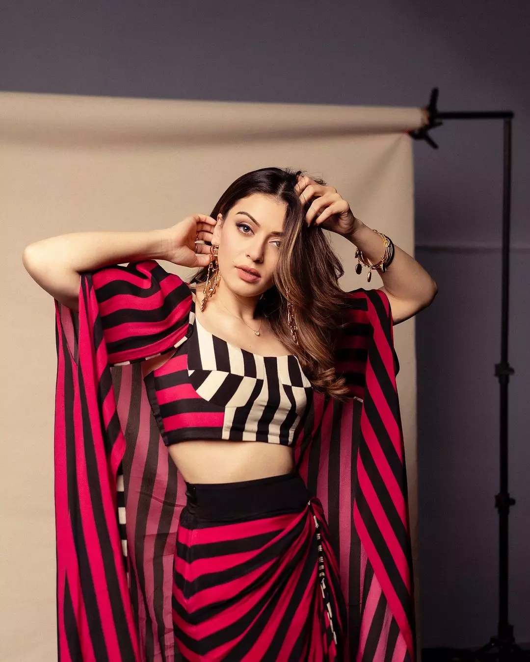 Hansika Makes You Breathless in Saree Look Hansika Makes You Breathless in Saree Look