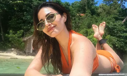 ఆరెంజ్ పీస్ లో అమైరా మెరుపులా!