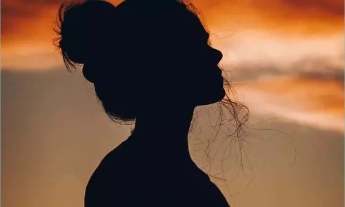 అతడిని లాగిపెట్టి లెంపకాయ కొట్టి బుద్ది చెప్పింది! అతడిని లాగిపెట్టి లెంపకాయ కొట్టి బుద్ది చెప్పింది!