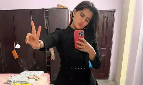 మిర్రర్ సెల్ఫీలతో బలగం భామ గ్లామర్ ట్రీట్
