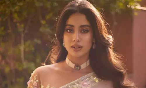 ఉల్లిపొర డిజైన్ లో జాన్వీ జివ్వుమ‌నిపించేలా!