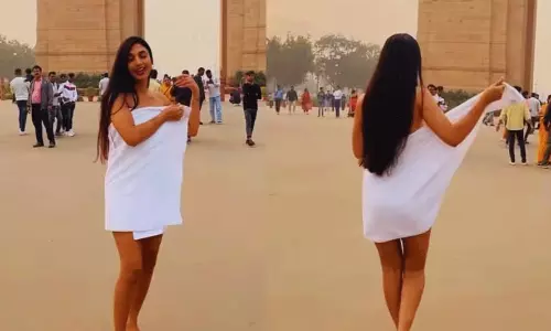 టవల్ తో పబ్లిక్ లో మోడల్ డ్యాన్స్.. పిచ్చి పీక్స్ వీడియో!