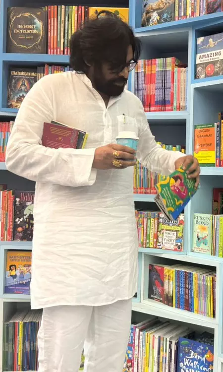 Pawan Kalyan Visits Bookstores During Delhi Trip