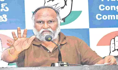 కూకటి వేర్లు కాదు.. ఆకును కూడా పీకలేడు.. కేటీఆర్‌పై కాంగ్రెస్ సీనియర్ నేత ఆగ్రహం