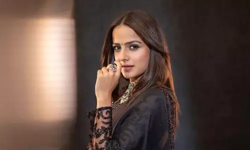 బ్లాక్ సారీలో బేబీ పాప.. సో బ్యూటీఫుల్!