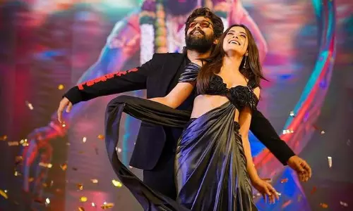 కిక్కిచ్చేలా పుష్ప రాజ్ - శ్రీవల్లి స్టైలిష్ పోజ్