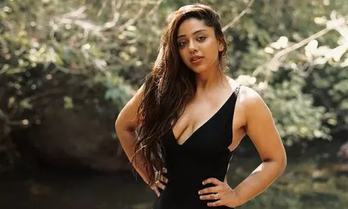 నల్లని బికినీలో దేవియాని శర్మ.. స్టన్నింగ్ గ్లామర్ డోస్!