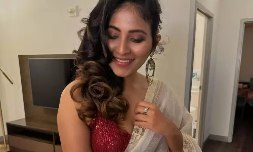 తెల్లని చీరలో అంజలి.. చూసేందుకు రెండు కళ్లు సరిపోవేమో