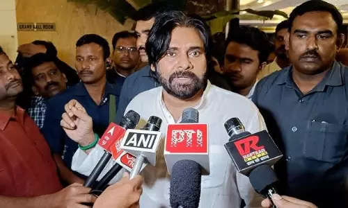 అసలేం జరుగుతోంది? పవన్ కల్యాణ్ కు భారీ ఎలివేషన్ ఇస్తున్న మీడియా!