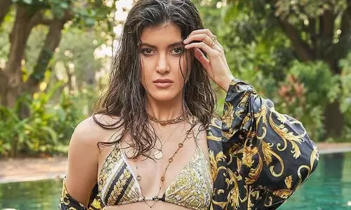 బికినీలో మ‌రిగిస్తున్న స్టార్ కిడ్