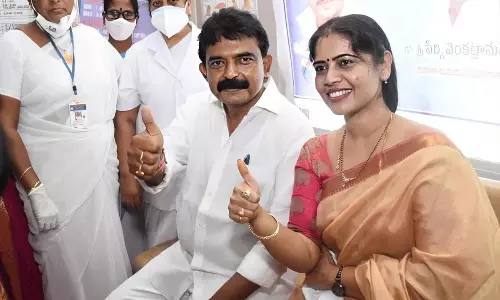 పేర్ని నాని సతీమణిపై కేసు... గోడౌన్ లో టన్నుల బియ్యం మాయం!!