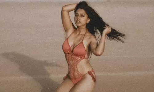 దేవియాని శర్మ.. బికినీలో జలకన్య లాంటి అందం