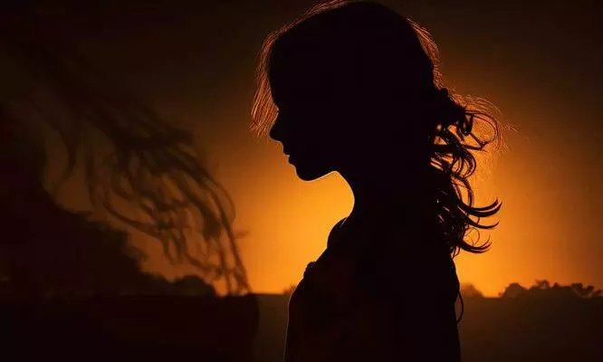హీరోయిన్ గొంతు నొక్కేస్తోన్న డైరెక్ట‌ర్లు!