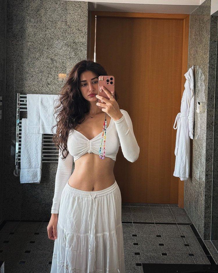 Bold & Beautiful: Disha�s Glam Game Strong! Bold & Beautiful: Disha�s Glam Game Strong!