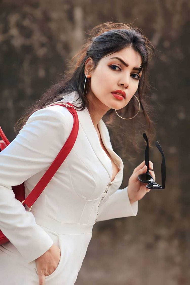 Here�s why Komal Jha�s dress is winning the internet