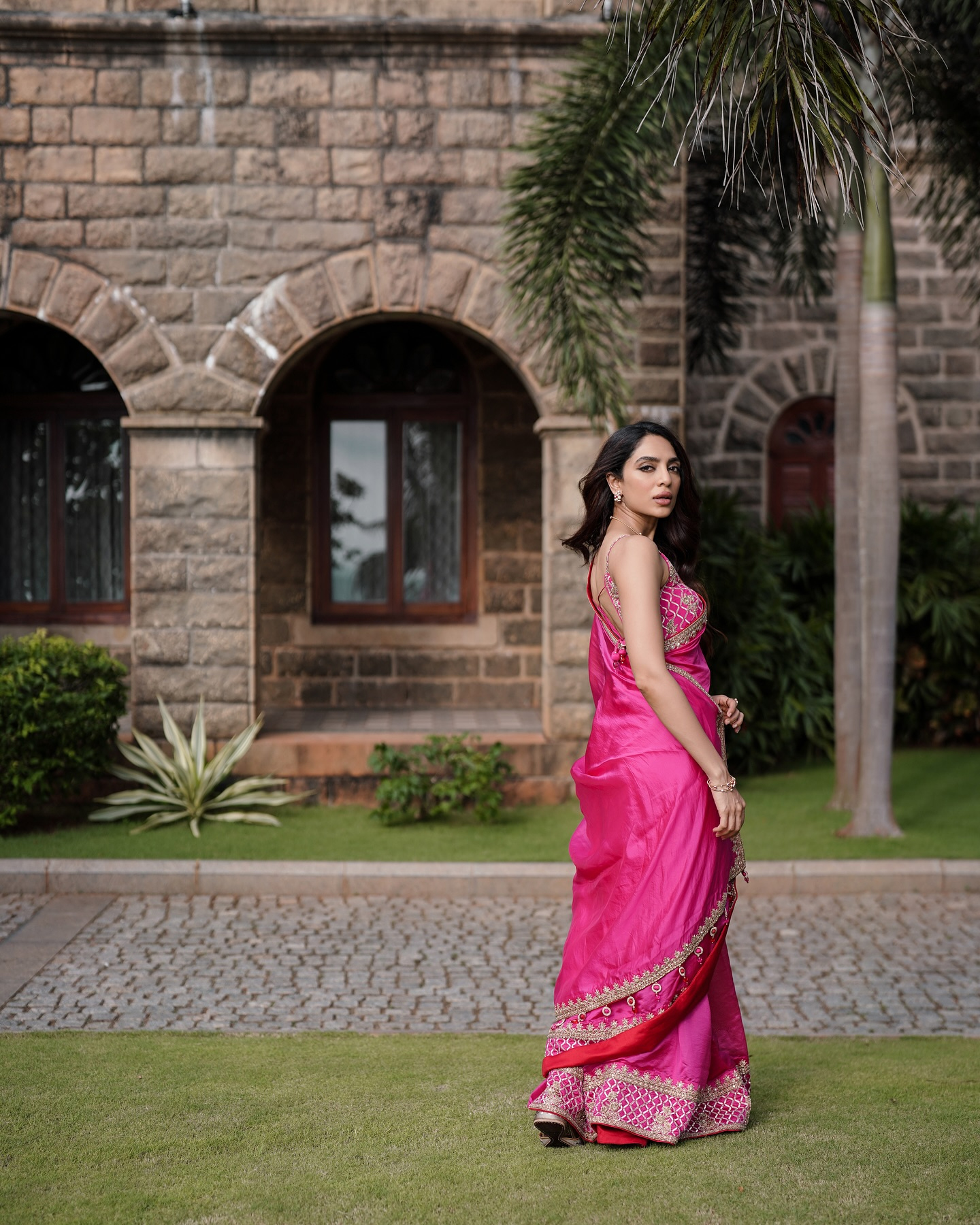 Sobhita�s Bridal Glow: Khada Dupatta Goals Sobhita�s Bridal Glow: Khada Dupatta Goals