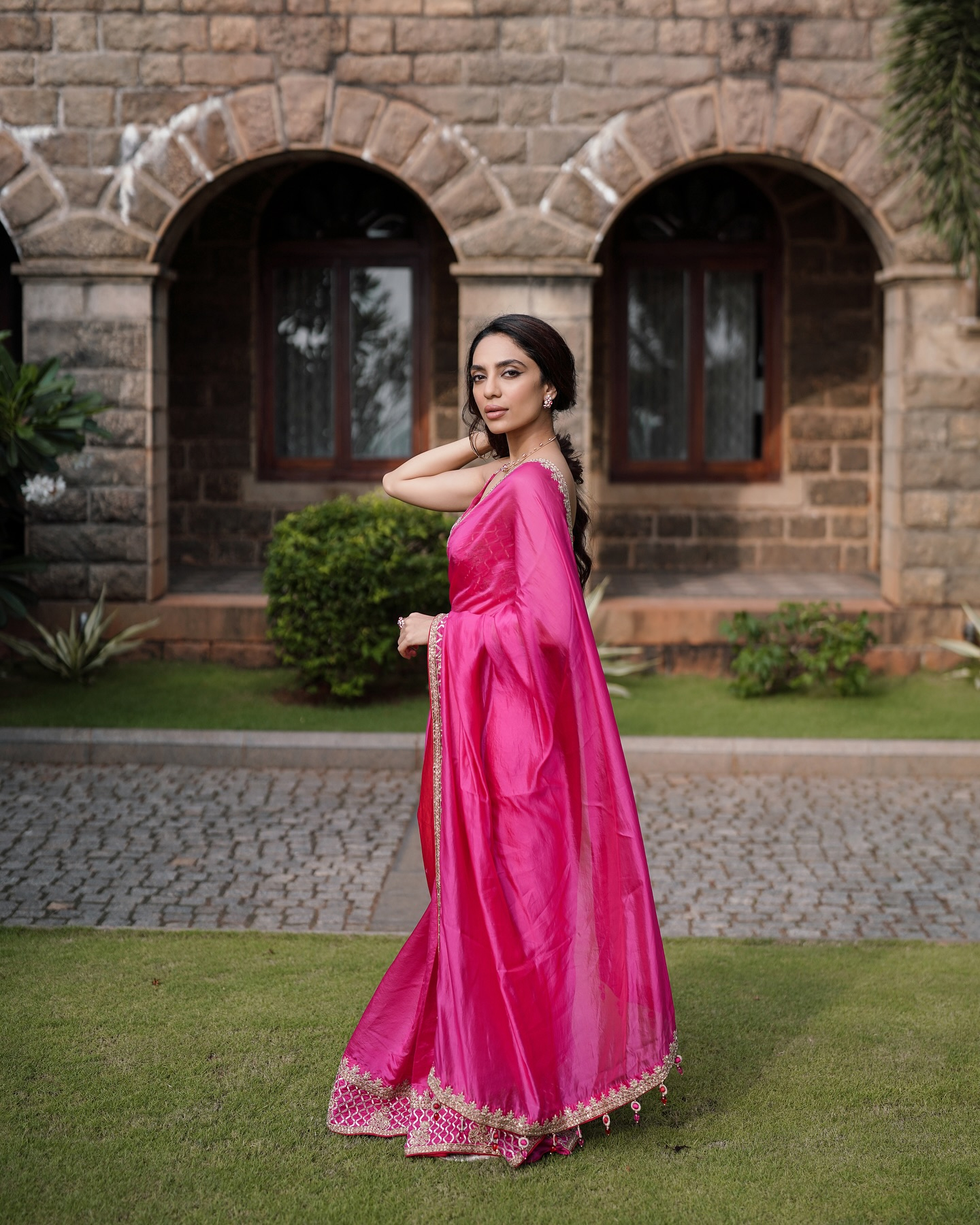 Sobhita�s Bridal Glow: Khada Dupatta Goals Sobhita�s Bridal Glow: Khada Dupatta Goals