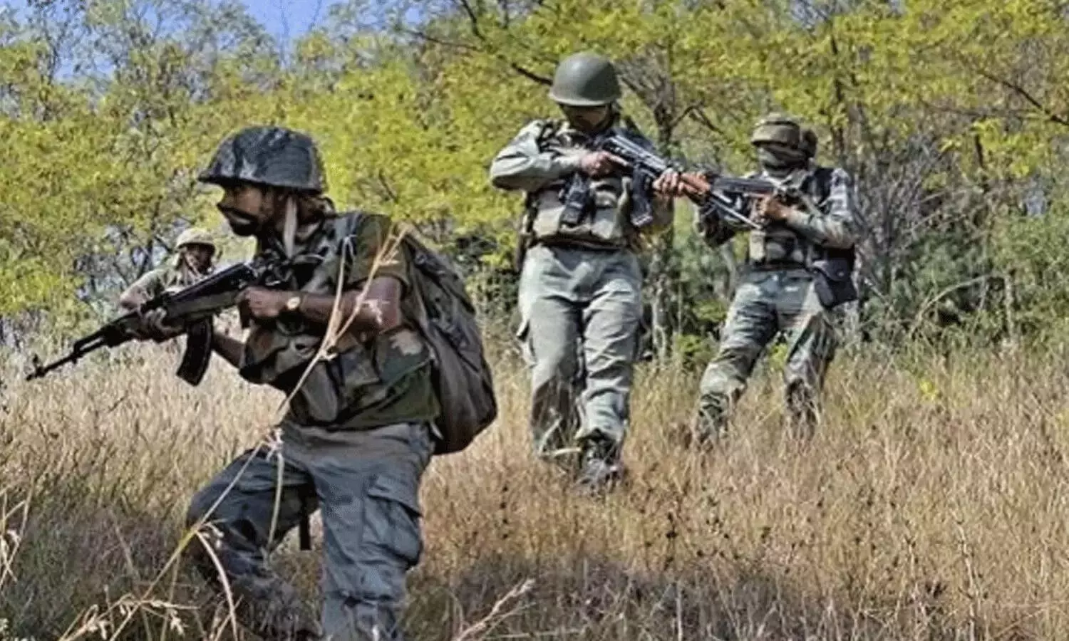 దండకారణ్యంలో తుపాకుల మోత... 12 మంది మృతి!!