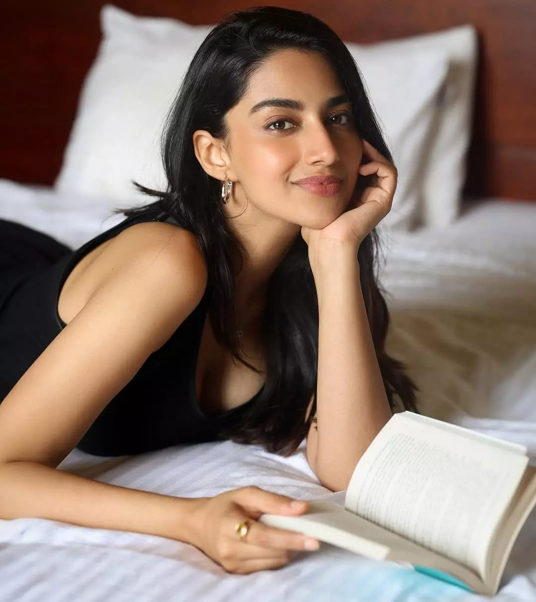 Meenakshi Chaudhary Stuns in Sizzling Blue Kurti Look Meenakshi Chaudhary Stuns in Sizzling Blue Kurti Look