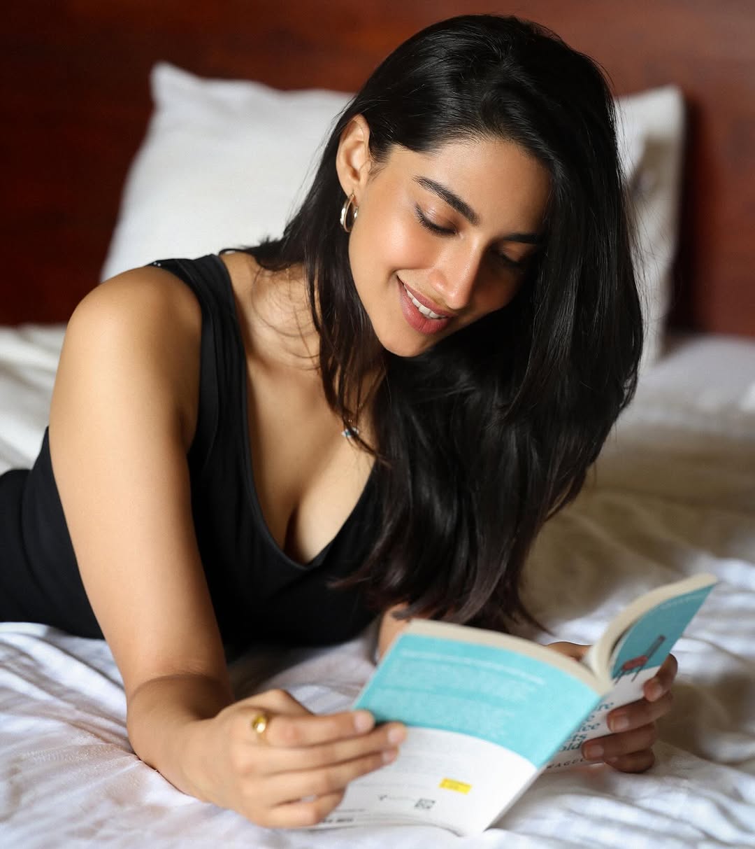 Meenakshi Chaudhary Stuns in Sizzling Blue Kurti Look Meenakshi Chaudhary Stuns in Sizzling Blue Kurti Look