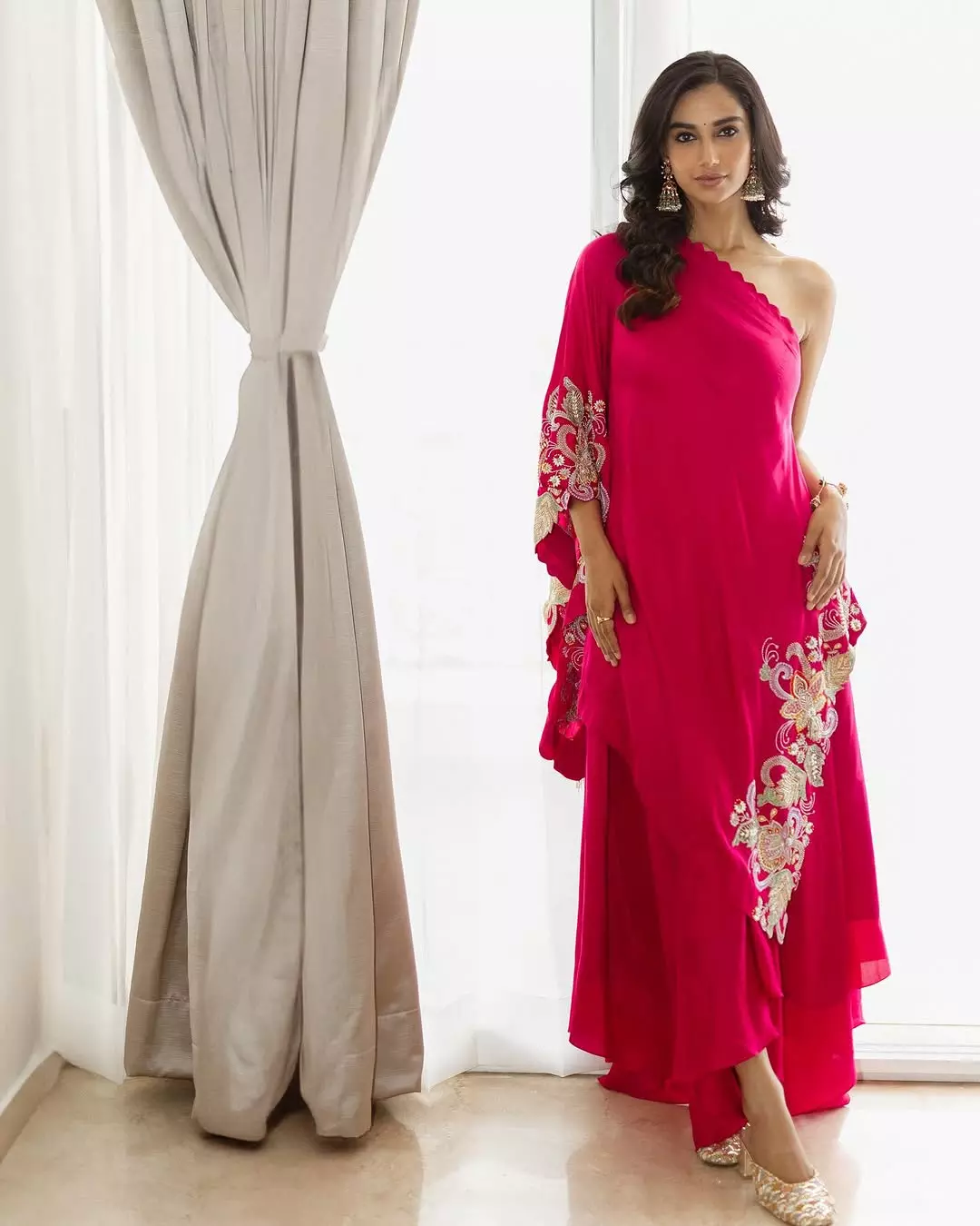 Meenakshi Chaudhary Stuns in Sizzling Blue Kurti Look Meenakshi Chaudhary Stuns in Sizzling Blue Kurti Look