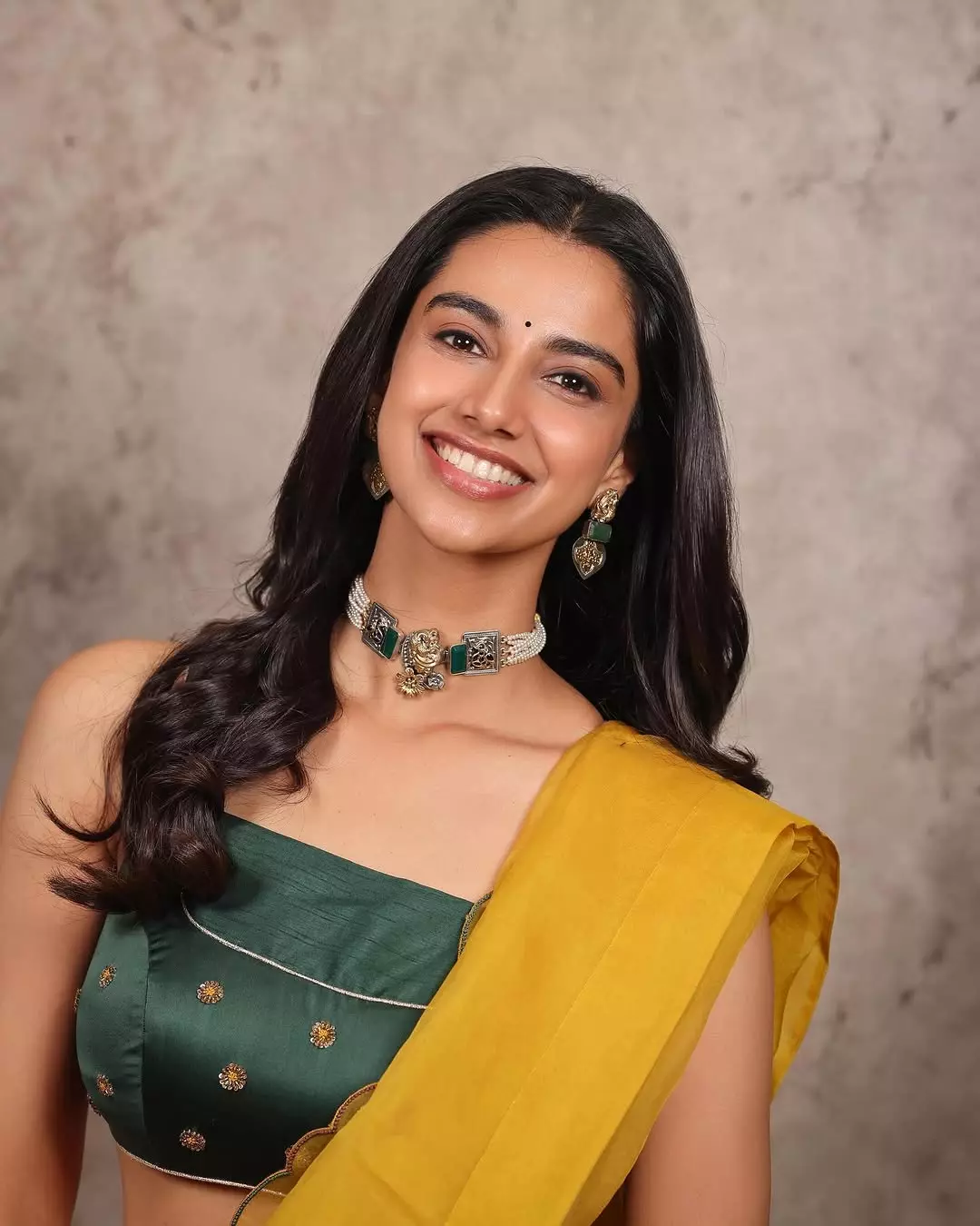 Meenakshi Chaudhary Stuns in Sizzling Blue Kurti Look