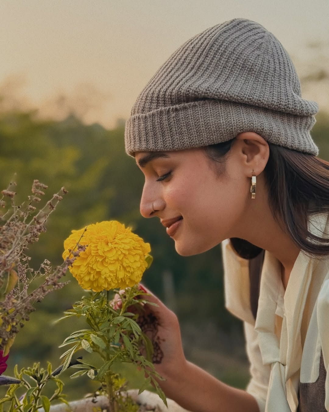 Flowers and Fashion: Ayeshas Cozy Glow! Flowers and Fashion: Ayeshas Cozy Glow!