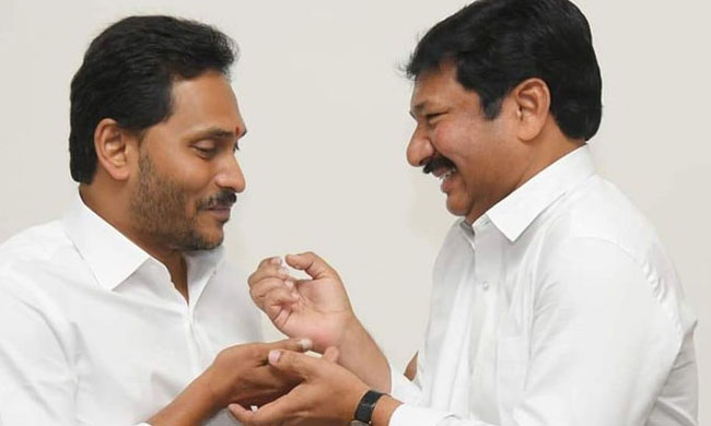జగన్ తో జోగి...మ్యాటర్ క్లియర్ ? | Jogi Ramesh met YCP chief YS Jagan