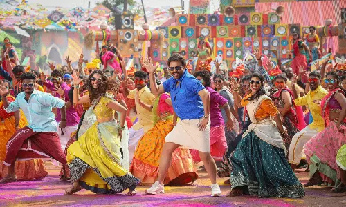 క్యూట్ భామలతో వెంకీ మాస్ ట్రీట్