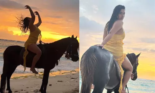 బీచ్ లో కేతిక.. గుర్రంపై సెగలు రేపేలా..
