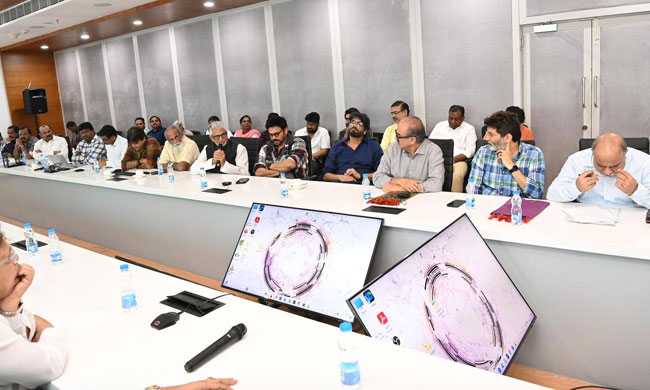 సినీ పెద్దల సమక్షంలో డీజీపీ కీలక వ్యాఖ్యలు! సినీ పెద్దల సమక్షంలో డీజీపీ కీలక వ్యాఖ్యలు!
