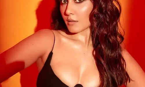 When Raashi Khanna posts, fashion trends tremble. When Raashi Khanna posts, fashion trends tremble.