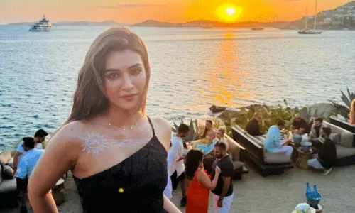 పిక్ టాక్ : బ్లాక్ డ్రెస్లో కృతి మెస్మరైజింగ్ పిక్ టాక్ : బ్లాక్ డ్రెస్లో కృతి మెస్మరైజింగ్