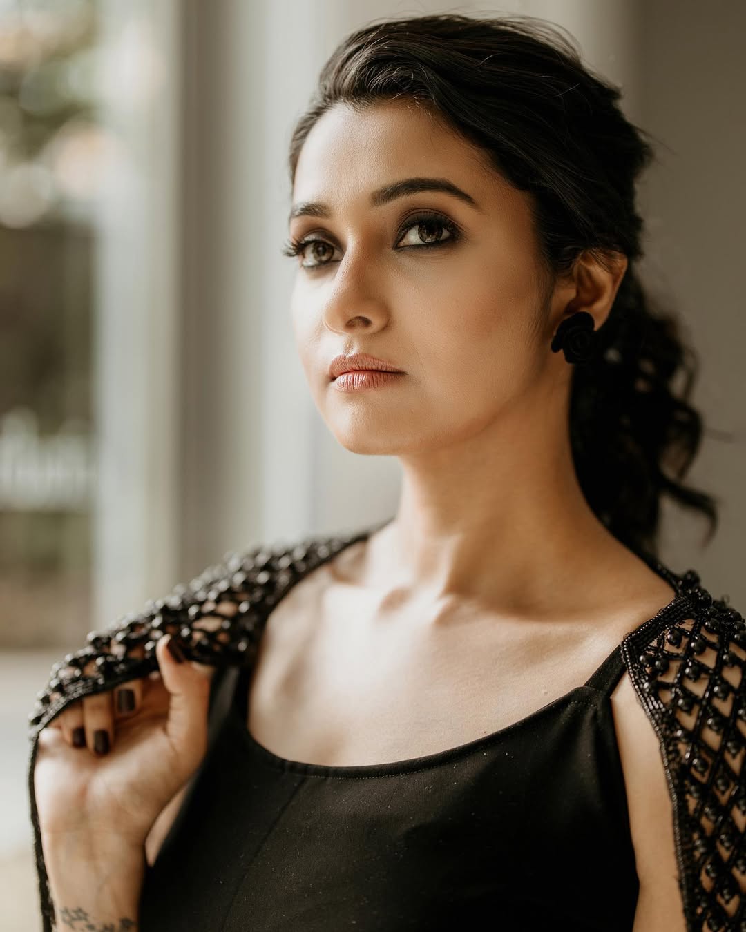 Priya Bhavani welcomes 2025, setting new fashion benchmarks Priya Bhavani welcomes 2025, setting new fashion benchmarks