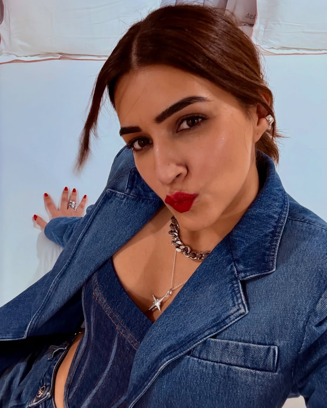 Apparently, Kriti Sanons Average Looks Are Still Better Than Our Best Apparently, Kriti Sanons Average Looks Are Still Better Than Our Best